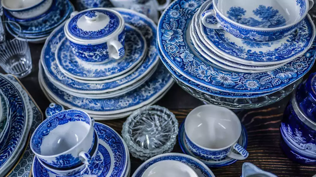 Blue-and-white plates and cups